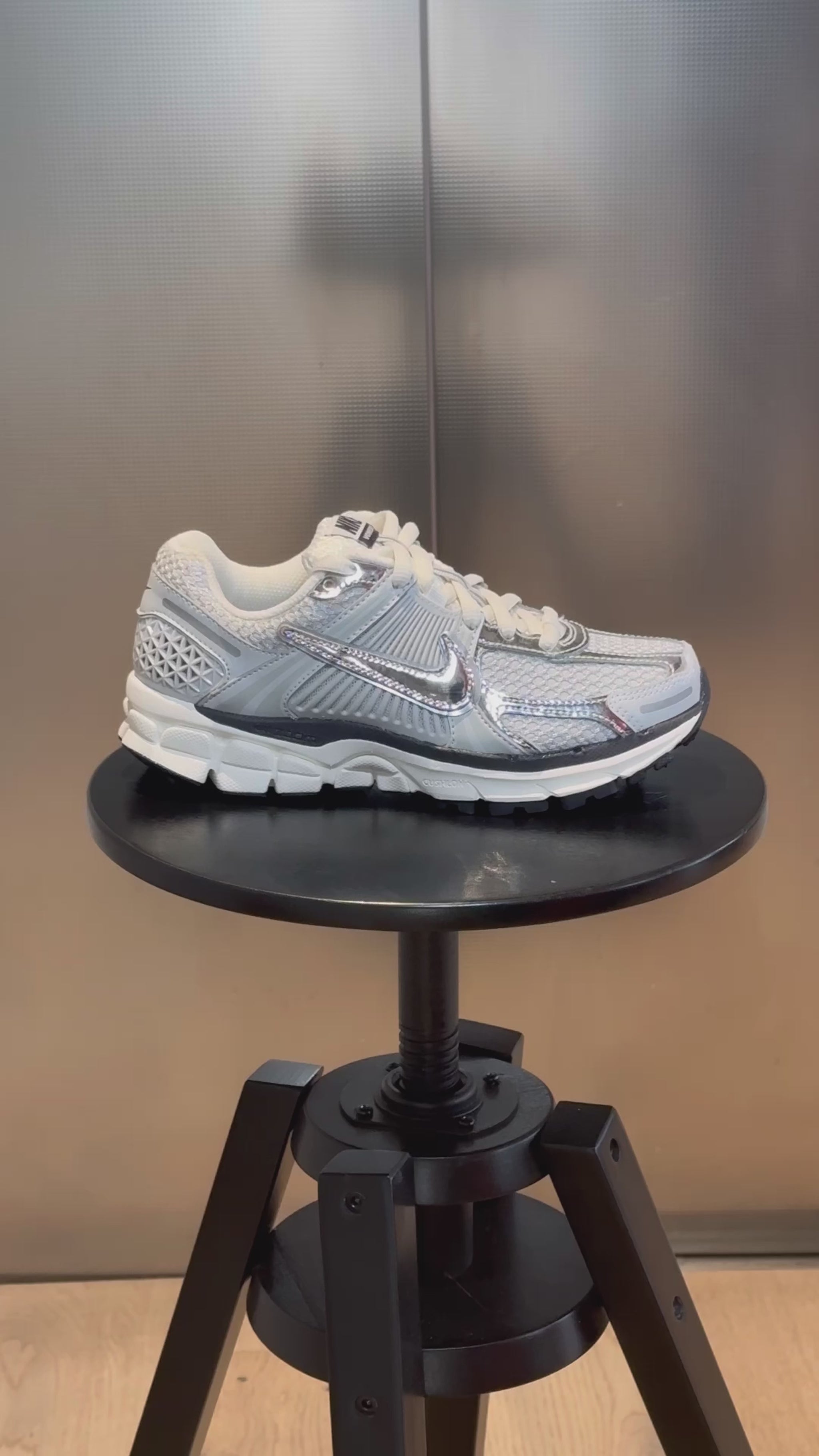 Vidéo Nike Zoom Vomero 5 Photon Dust Metallic Silver 